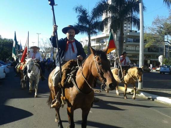Cerca de 100 'cavalarianos' percorreram ruas da cidade neste sábado (12)