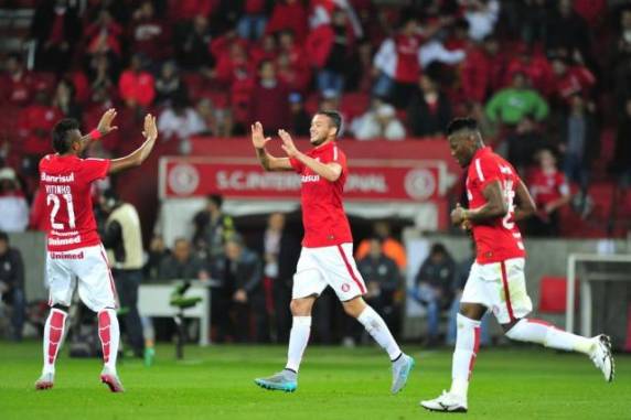 Rever e Valdívia 

marcaram para o time de Argel