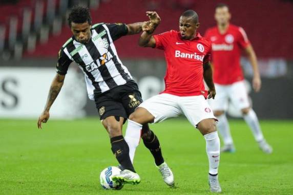 Time de Argel saiu ganhando com um gol de pênalti de Alex, mas sofreu o empate na etapa final