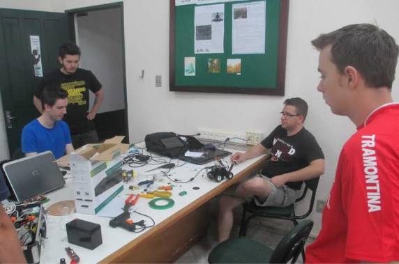 Curso tem 

como público alvo estudantes da área da computação e Técnicos em Informática, profissionais de TI que pretendem aprimorar seus conhecimentos e os que almejam ingressar no mercado de 

trabalho