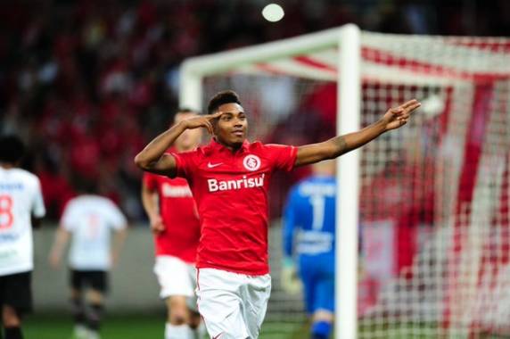 Com gol de Vitinho, time se aproximou do G-4