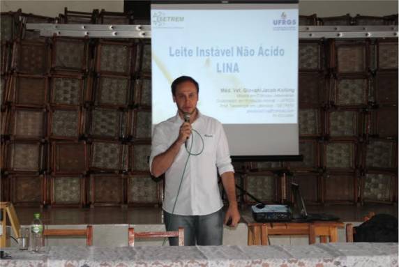 Giovani Jacob Kolling abordou o tema Leite Instável Não Ácido (LINA), no Seminário Microrregional sobre qualidade 

de leite, que reuniu produtores e técnicos da Emater no interior
