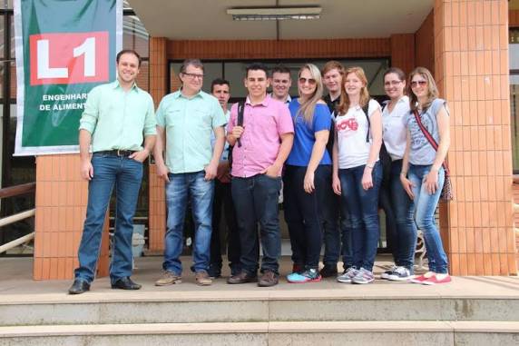 Docente Giovani Jacob Kolling acompanhou a turma na visualização da grande rotina do 

primeiro laboratório do Estado a realizar as análises químicas do leite