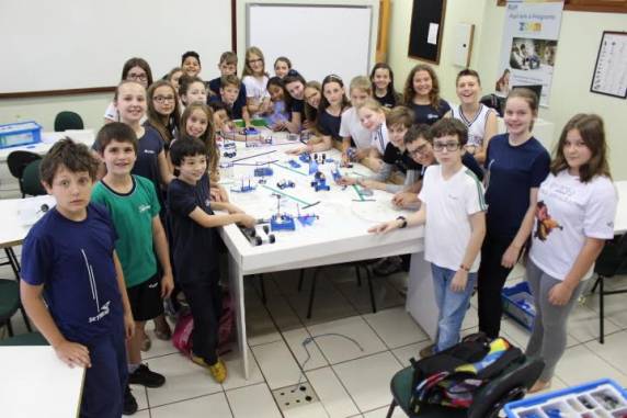 Alunos tiveram que montar os três setores, o setor primário, secundário e terciário, começando com a matéria-prima e 

terminando com o mercado consumidor