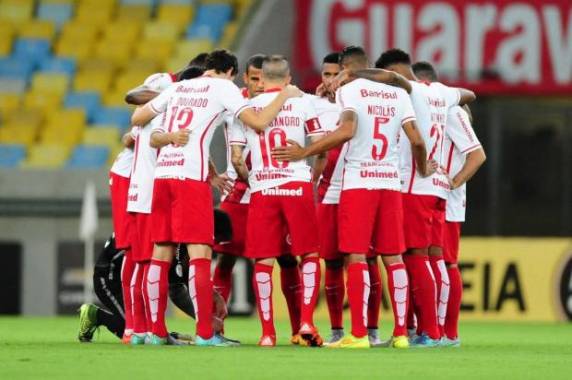 Equipe gaúcha saiu na frente, mas tricolor carioca empatou o jogo no segundo tempo