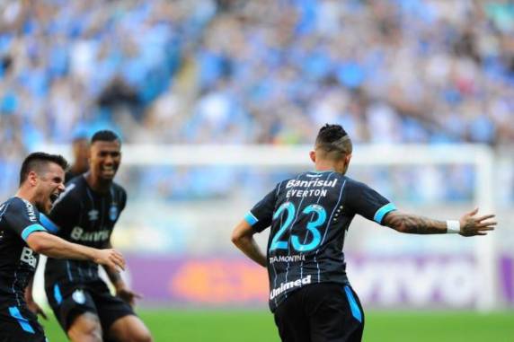 Na Arena, Luan e Everton marcaram os gols da vitória gremista