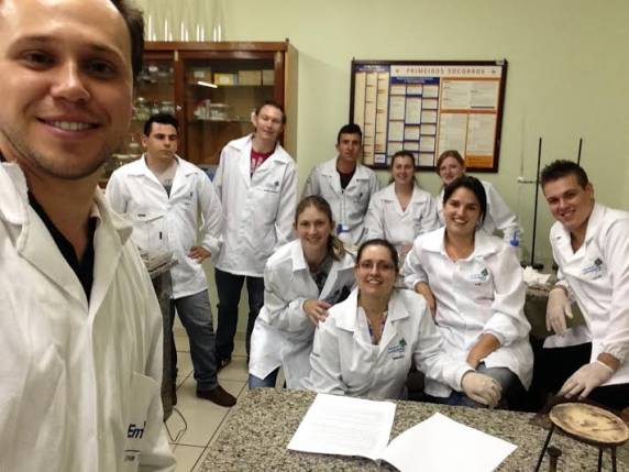 Turma foi instruída pelo docente Giovani Jacob Kolling, da disciplina de Química Analítica e Análises Físico-químicas do Leite