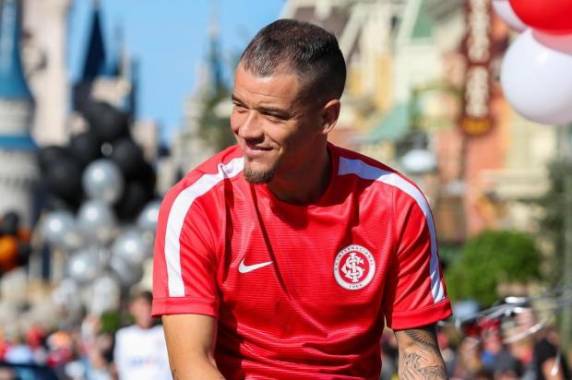 O meia assinou empréstimo de um ano com o clube argentino