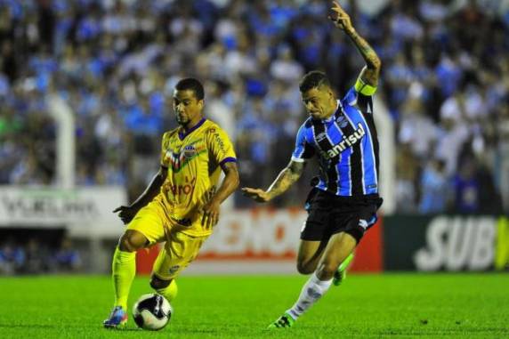 Gol da vitória gremista 

foi marcado por Bobô