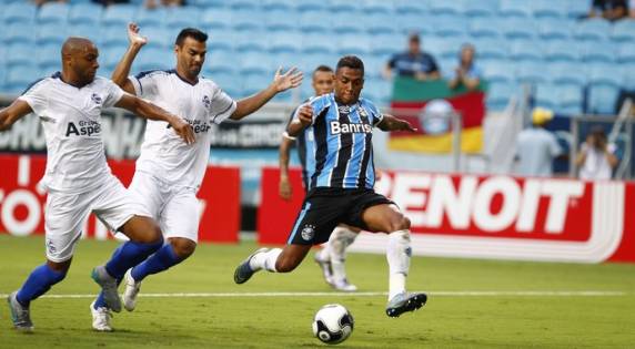 Visitantes fizeram 2 a 0, com gols de 

Heliardo e Guilherme na noite desta sexta