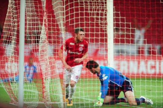 Inter não encontrou dificuldades para fazer 3 a 0 sobre os 

catarinenses