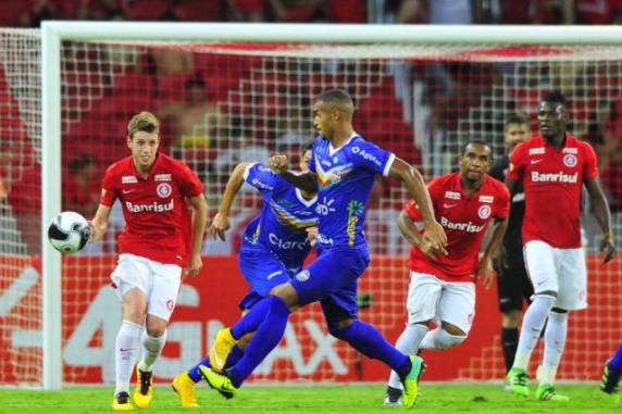 Luz caiu por sobrecarga na região do estádio, segundo representante do clube