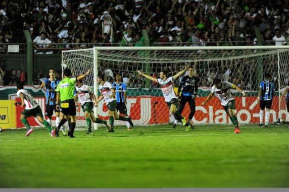 Equipe da casa marcou gol olímpico e aproveitou falhas gremistas