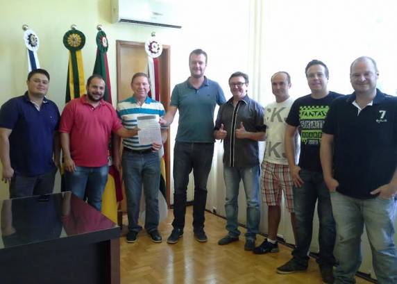 Atletas pediram a implantação de tabelas de basquete na Praça Henrique Becker Filho