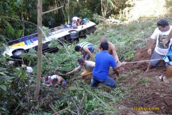 Coletivo trafegava na Estrada 

Chuvisqueiro e, por volta das 17h20min, caiu em ribanceira 