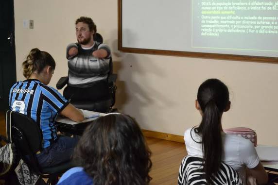 Psicólogo Clairton Bassin Pivoto palestrou sobre o tema aos acadêmicos do componente curricular de Psicologia Social I do curso de Psicologia da 

SETREM