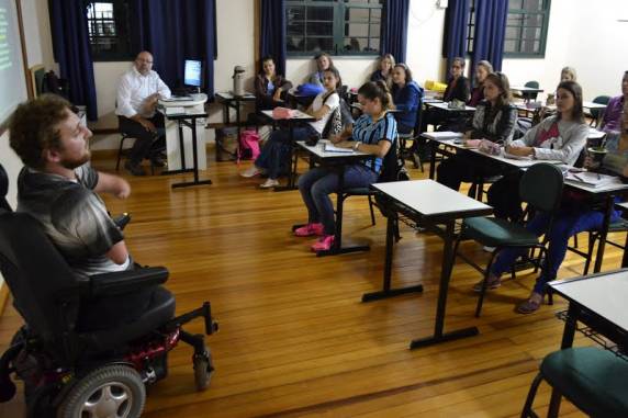 Psicólogo Clairton Bassin Pivoto palestrou sobre o tema aos acadêmicos do componente curricular de Psicologia Social I do curso de Psicologia da 

SETREM