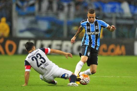 Zagueiro Fred abriu o placar, enquanto Cauteruccio empatou 

para os argentinos