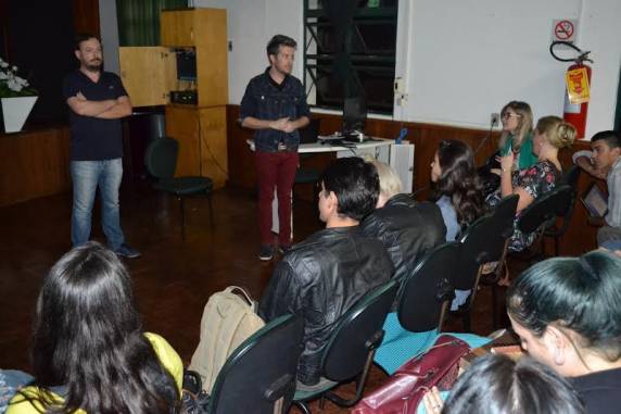 Projeto desenvolvido no curso superior de 

Design de Moda iniciou com palestra ministrada pelo professor Guilherme Schmidt