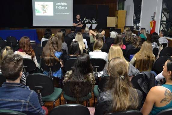 Projeto desenvolvido no curso superior de 

Design de Moda iniciou com palestra ministrada pelo professor Guilherme Schmidt