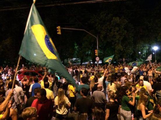 Grupo 

carregava faixas e cartazes contra a presidente Dilma e Lula