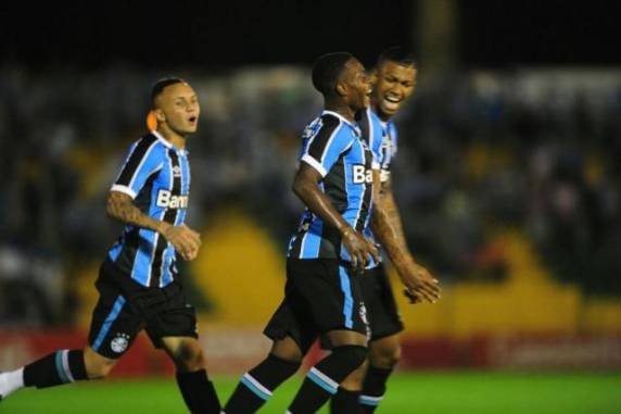 Meia tricolor marcou de calcanhar em vitória de 2 a 1 no Colosso da Lagoa