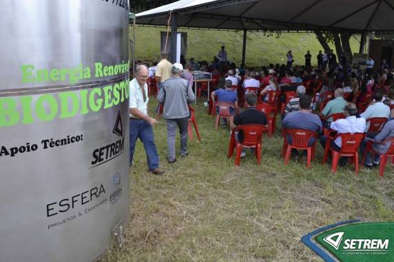 Fogão usado para aquecer a água para o chimarrão e preparar o almoço foi alimentado pelo Biogás. Evento destinou espaço para exposição de empresas do setor de biodigestores