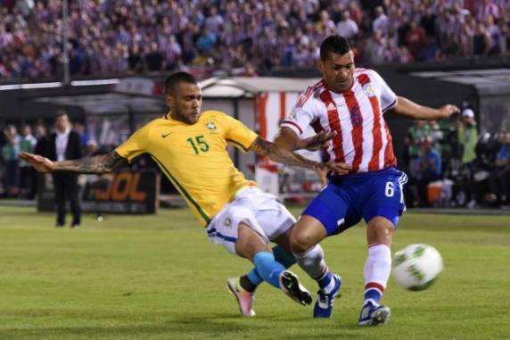 Gols paraguaios foram marcados por Lezcano e Edgar Benítez, enquanto Ricardo Oliveira e Daniel Alves 

anotaram para a Seleção