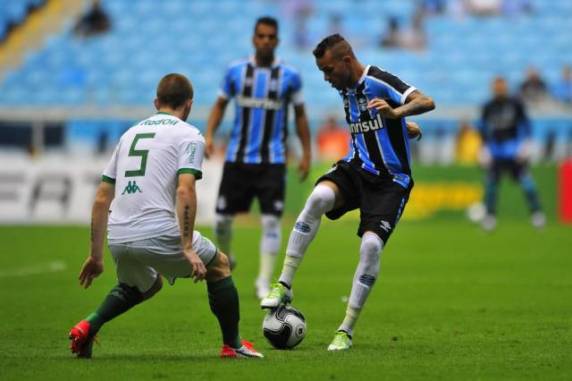 Luan cobrou falta no 

ângulo aos 49 minutos para definir placar