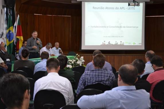 Estiveram presentes representantes de várias entidades que compõem a cadeia produtiva do leite