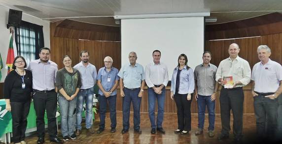 Estiveram presentes representantes de várias entidades que compõem a cadeia produtiva do leite