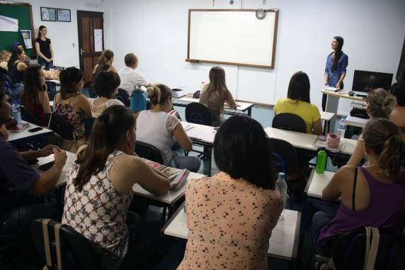 Egressa 

do curso de Psicologia da Faculdade Três de Maio contou aos acadêmicos sua trajetória nos Estágios Específicos III e IV realizados junto ao Hospital Vida & Saúde de Santa Rosa