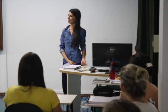 Egressa 

do curso de Psicologia da Faculdade Três de Maio contou aos acadêmicos sua trajetória nos Estágios Específicos III e IV realizados junto ao Hospital Vida & Saúde de Santa Rosa