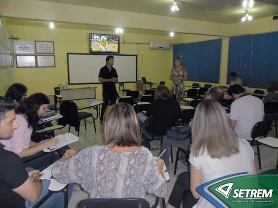 Capacitação promovida pela SETREM, sugere que trabalhar por projetos possibilita ao aluno desenvolver diferentes 

competências e a escola transforma-se num espaço vivo de interações, aberto ao real e às suas múltiplas dimensões