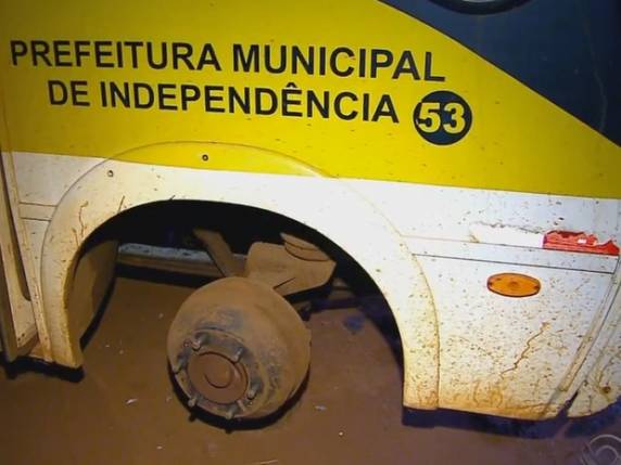 Motoristas que fazem transporte de alunos estão parados em Independência