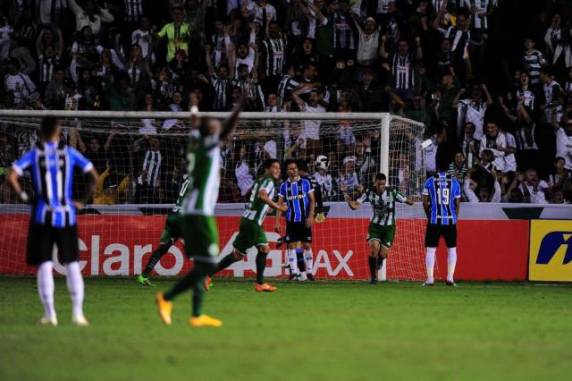 Com gols de Robson e Klaus, equipe de Caxias do Sul 

venceu time da capital por 2 a 0