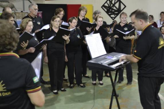 Evento de abertura teve distribuição de 

certificados aos alunos, relato de experiências e apresentações do coral Sonnenschein Chor e do grupo de dança Tanzgruppe Maiblume