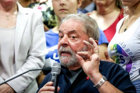 De acordo com a PGR, Lula atuou na compra do silêncio do ex-diretor da Área 

Internacional da Petrobras Nestor Cerveró