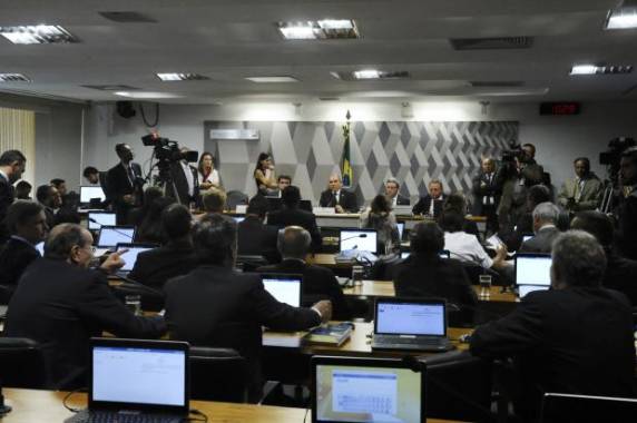 Foram 15 votos a 5; 

presidente do colegiado não votou