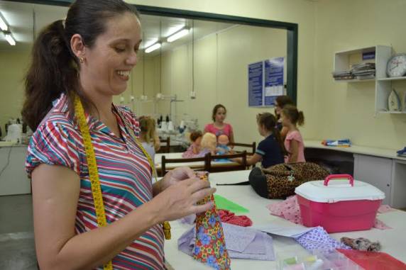 Oficina é oferecida às alunas do Ensino Fundamental e aulas são dadas pela professora 

Gilvani Norenberg do curso de Design de Moda no Laboratório de Costura