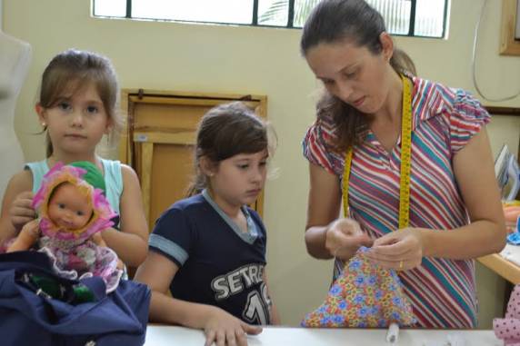 Oficina é oferecida às alunas do Ensino Fundamental e aulas são dadas pela professora 

Gilvani Norenberg do curso de Design de Moda no Laboratório de Costura