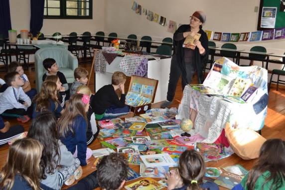 Atividade lúdica colaborou com a alfabetização, permitindo a 

correspondência entre a oralidade, escrita e a leitura. Momento também abordou o respeito que devemos ter com os mais velhos