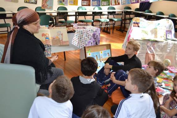 Atividade lúdica colaborou com a alfabetização, permitindo a 

correspondência entre a oralidade, escrita e a leitura. Momento também abordou o respeito que devemos ter com os mais velhos