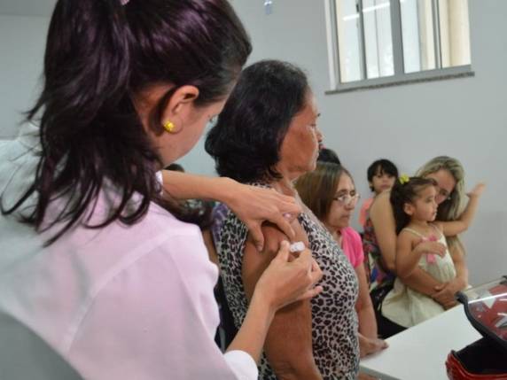 Pessoas dos grupos prioritários podem se imunizar enquanto durar estoque