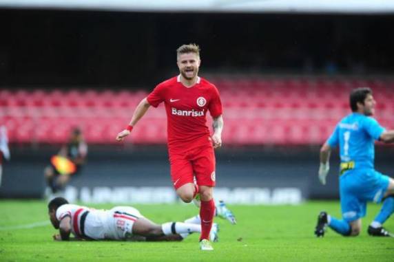 Vitória no Morumbi foi marcada por grande atuação do estreante Danilo Fernandes