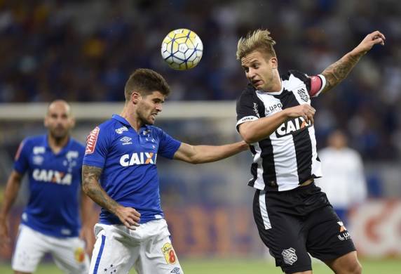 Figueirense abre 2 a 0 com dois de Rafael Moura, no 

Mineirão, mas com gols de Elber e Douglas Coutinho, equipe mineira arranca igualdade na estreia de treinador