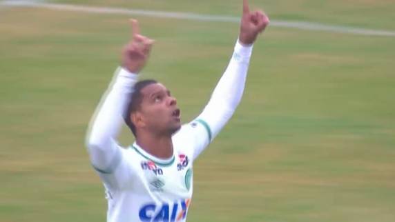 Equipe da casa termina primeiro tempo atrás no 

marcador, com pênalti polêmico, mas exerce pressão e consegue dominar adversário para vencer a partida