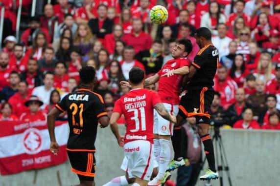 Time de Argel entrou em campo com três volantes novamente
