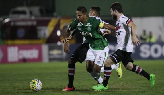 Com o resultado de 1 a 1 na Arena Condá, time pernambucano dorme na liderança, mas depende de resultados no domingo; Arthur abre o placar, mas 

Tiago Costa marca contra