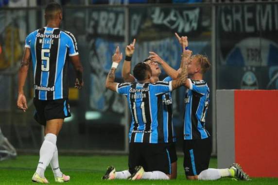 Com um gol em cada tempo, o time de Roger mostrou qualidade dentro de casa